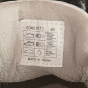 Hugo boss size 40 sneakers in excellent condition. Lightly worn.